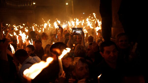 Christian worshippers take part in the Christian Orthodox Holy Fire ceremony at the Church of the Holy Sepulchre in Jerusalem's Old City, April 15, 2017 - Sputnik Afrique