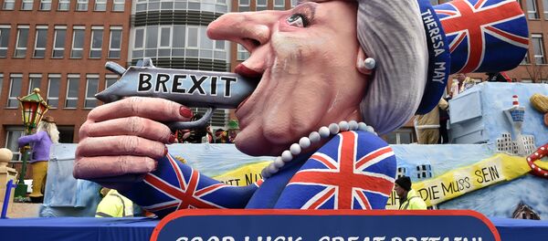 A carnival float depicts British Prime Minister Theresa May with a gun and the writing 'Brexit' on it prior to the traditional carnival parade in Duesseldorf, Germany, on Monday, Feb. 27, 2017. - Sputnik Afrique