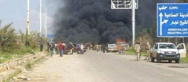 Image shows a cloud of black smoke rising from vehicles in the distance in what is said to be Aleppo's outskirts, Syria - Sputnik Afrique