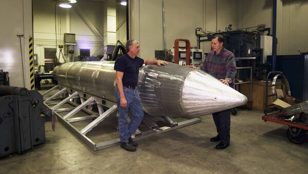 Al Weimorts (à droite), le créateur de la bombe explosive GBU-43/B Massive Ordnance et Joseph Fellenz, chef de modèle principal, regardent le prototype avant qu'il ne soit peint et testé. - Sputnik Afrique