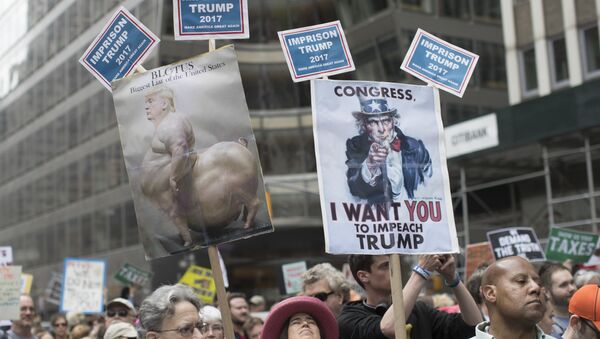 Demonstrators participate in a march and rally to demand President Donald Trump release his tax returns, Saturday, April 15, 2017, in New York - Sputnik Afrique