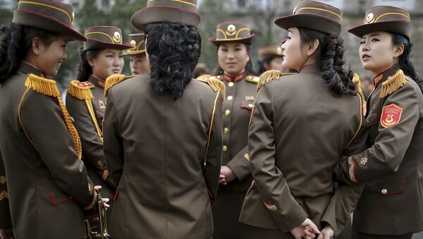 North Korean military band members chat before a military parade on Saturday, April 15, 2017 - Sputnik Afrique