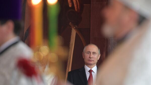 Vladimir Poutine lors de la messe de Pâques - Sputnik Afrique
