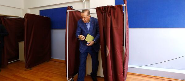 Turkish President Tayyip Erdogan leaves a voting booth at a polling station during a referendum in Istanbul, Turkey, April 16, 2017. - Sputnik Afrique
