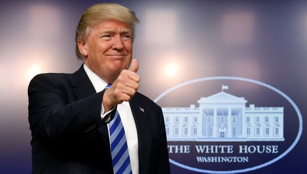 U.S. President Donald Trump gives a thumbs up as he hosts a CEO town hall on the American business climate at the Eisenhower Executive Office Building in Washington, U.S., April 4, 2017 - Sputnik Afrique