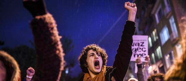 Supporters of the No gesture and chant slogans during a march at the Besiktas district in Istanbul on April 17, 2017 to protest following the results in a nationwide referendum that will determine Turkey's future destiny. - Sputnik Afrique