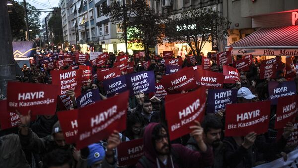 Des milliers de soutiens du «non» sont descendus dans les rues à Istanbul pour contester le résultat du référendum - Sputnik Afrique