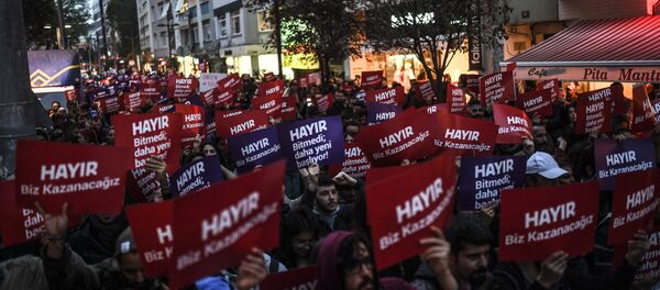 Des milliers de soutiens du «non» sont descendus dans les rues à Istanbul pour contester le résultat du référendum - Sputnik Afrique
