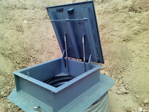 Une trappe préalablement installée qui mènera dans une pièce qui débouchera sur des tunnels - Sputnik Afrique