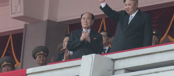 Les dirigeants nord-coréens assistent au défilé militaire - Sputnik Afrique