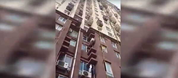 Boy Jumps off A 10th Storey Window Using An Umbrella As A Parachute. - Sputnik Afrique
