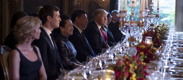 US President Donald Trump (C) and Chinese President Xi Jinping (L) look on during dinner at the Mar-a-Lago estate in West Palm Beach, Florida, on April 6, 2017. - Sputnik Afrique