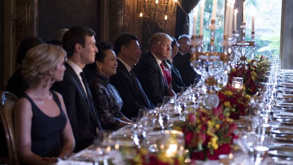 US President Donald Trump (C) and Chinese President Xi Jinping (L) look on during dinner at the Mar-a-Lago estate in West Palm Beach, Florida, on April 6, 2017. - Sputnik Afrique