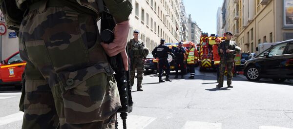 French soldiers, policemen and firefighter vehicles are seen at the site of a police search at the home of one of the two men arrested, as they were suspected of preparing an attack just days ahead of the first round of France's presidential vote on April 18, 2017 in the third district of Marseille. - Sputnik Afrique