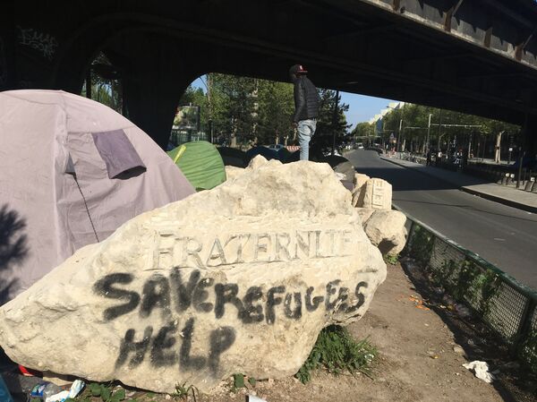 Un campement de migrants de la Porte de la Chapelle à Paris - Sputnik Afrique