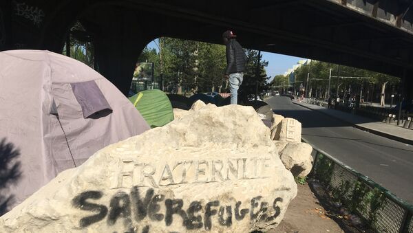 Un campement de migrants de la Porte de la Chapelle à Paris - Sputnik Afrique