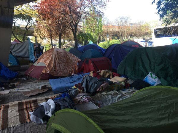 Un campement de migrants de la Porte de la Chapelle à Paris - Sputnik Afrique