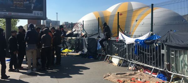Un campement de migrants de la Porte de la Chapelle à Paris - Sputnik Afrique