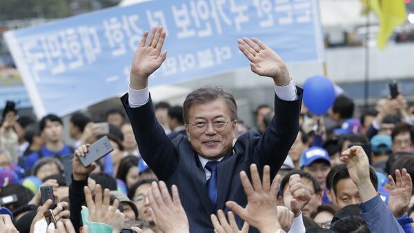 South Korea's presidential candidate Moon Jae-in from the Democratic Party waves to supporters during a presidential election campaign in Seoul, South Korea, Monday, April 17, 2017. - Sputnik Afrique