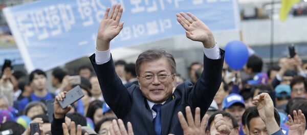 South Korea's presidential candidate Moon Jae-in from the Democratic Party waves to supporters during a presidential election campaign in Seoul, South Korea, Monday, April 17, 2017. - Sputnik Afrique
