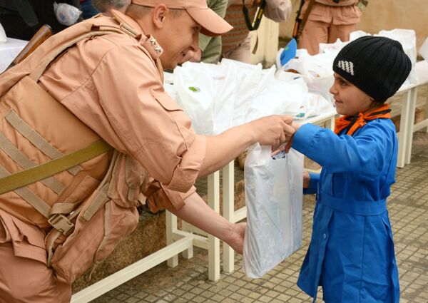 Syrie: 7,9 t d'aide humanitaire russe pour les habitants d'Alep et de Lattaquié - Sputnik Afrique