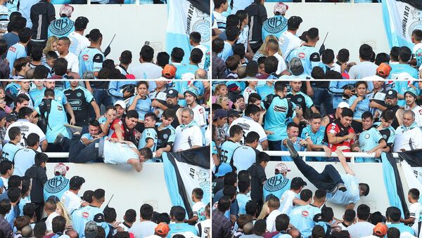 (COMBO) This combination of pictures created on April 17, 2017 shows Belgrano's supporter Emanuel Balbo (C) being hit and pushed down from the stands of the Mario Kempes stadium by other supporters of the same team while trying to escape for the aggressions during half time of the Argentine First division football match derby between Belgrano and Talleres, in Cordoba, on April 15, 2017. - Sputnik Afrique