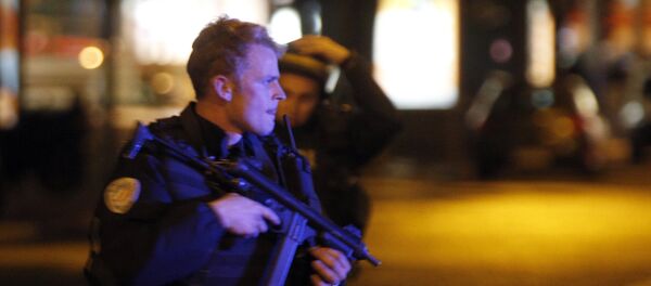 Police officers take positions on the Champs Elysees avenue in Paris, France, after a fatal shooting in which a police officer was killed along with an attacker, Thursday, April 20, 2017. Police officers take positions on the Champs Elysees avenue in Paris, France, after a fatal shooting in which a police officer was killed along with an attacker, Thursday, April 20, 2017. - Sputnik Afrique