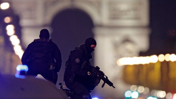 La police au centre de Paris suite à une attaque sur les Champs-Elysées - Sputnik Afrique