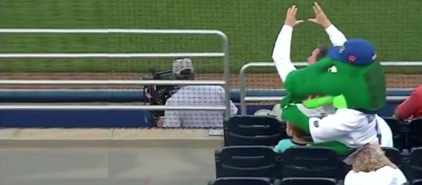 Quand un «crocodile» remplit sa mission de mascotte en défendant un enfant - Sputnik Afrique