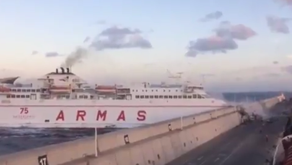 Canaries: un ferry s’emboutit contre le quai (vidéo) - Sputnik Afrique
