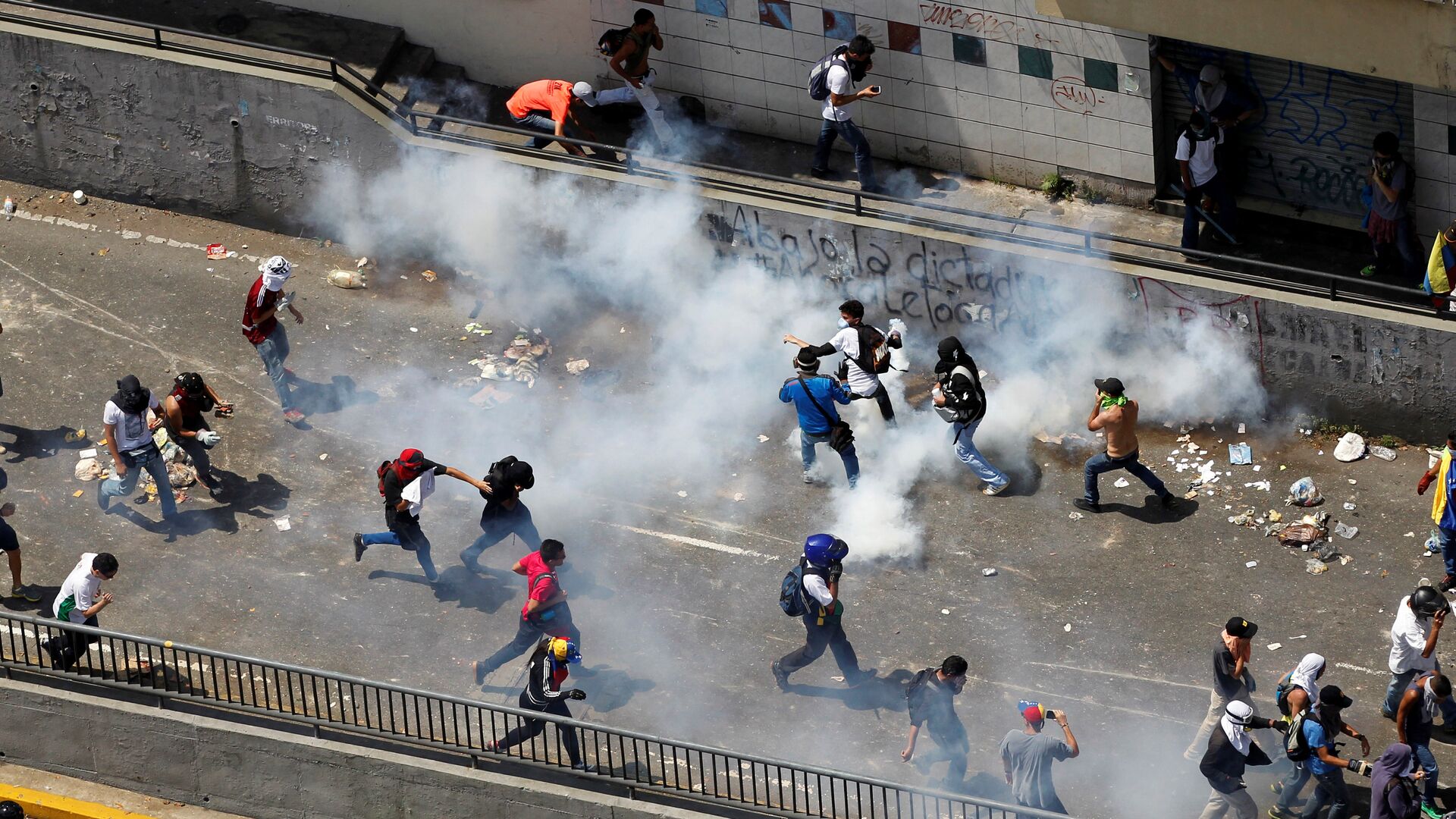 Demonstrators react during clashes with the riot police during a rally in Caracas, Venezuela, April 8, 2017 - Sputnik Afrique, 1920, 19.11.2021