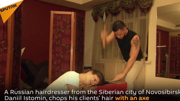 Ce coiffeur russe qui coupe les cheveux… à la hache (vidéo) - Sputnik Afrique