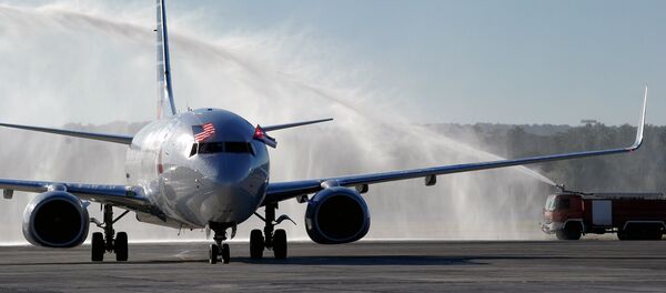 An American Airlines plane arrives at Jose Marti International Airport becoming the first Miami-Havana commercial flight in 50 years, coinciding with the beginning of the tributes to late Cuban leader Fidel Castro, on November 28, 2016 in Havana - Sputnik Afrique