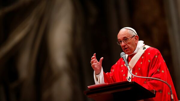 Pope Francis talks during a mass of Pentecost in Saint Peter's Basilica at the Vatican May 15, 2016. - Sputnik Afrique