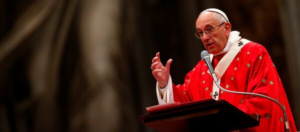 Pope Francis talks during a mass of Pentecost in Saint Peter's Basilica at the Vatican May 15, 2016. - Sputnik Afrique