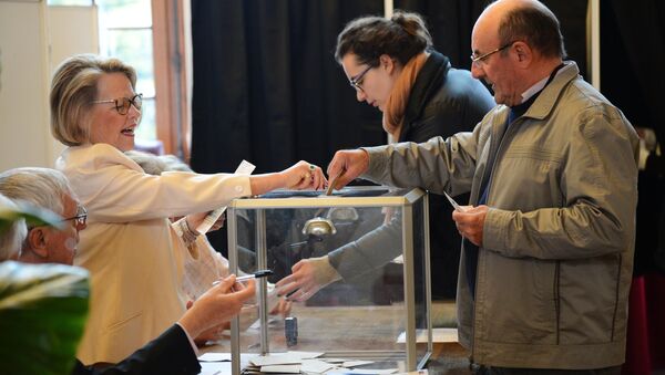 People vote at a polling station in Paris in the first round of the French presidential election. - Sputnik Afrique
