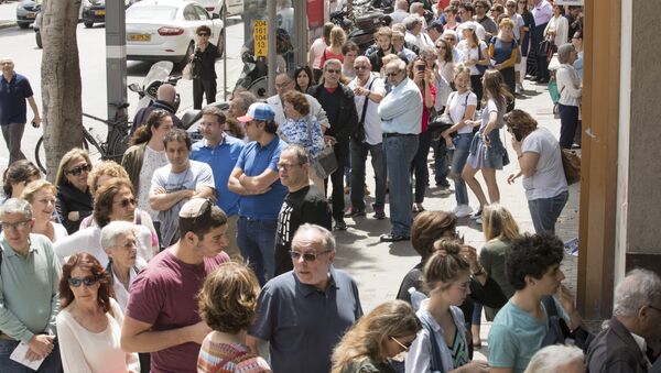French nationals residing in Israel wait outside the French consulate in Tel Aviv to cast their vote on April 23, 2017, during the first round of the French presidential election. - Sputnik Afrique