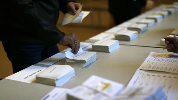 Un bureau de vote à Paris lors du premier tour de la présidentielle française - Sputnik Afrique