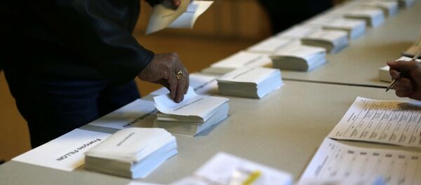 Un bureau de vote à Paris lors du premier tour de la présidentielle française - Sputnik Afrique