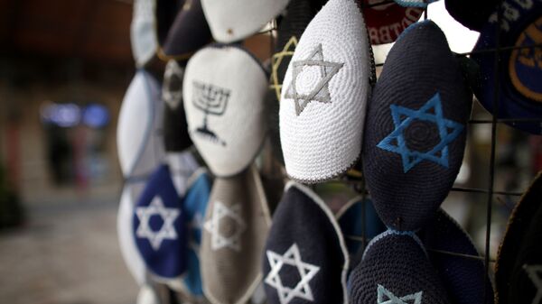 Jewish Kippas (skullcaps) are seen on display at a store in downtown west Jerusalem, on January 15, 2016. - Sputnik Afrique