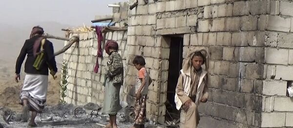 Les résidents inspectent une maison qui a été endommagée lors d'un raid aérien américain le 29 janvier 2017, la village de Yakla, dans le centre du Yémen - Sputnik Afrique