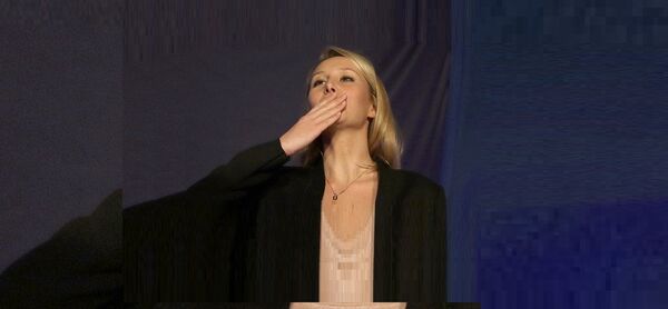 Far right National Front party regional leader for southeastern France, Marion Marechal-Le Pen blows a kiss to supporters , at a meeting with supporters, after the first round of the regional elections, in Carpentras, southern France, Sunday, Dec. 6, 2015. - Sputnik Afrique