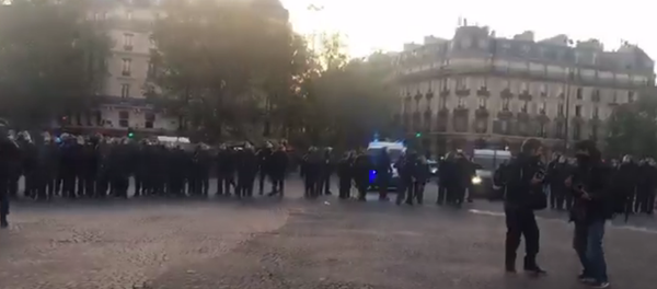 La police tente de repousser les manifestants du centre de Paris - Sputnik Afrique