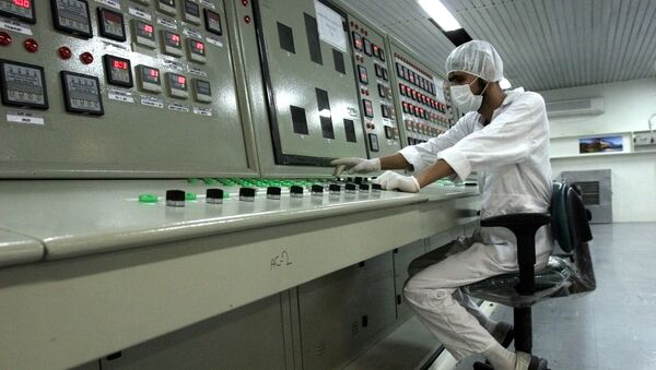 In this Saturday, Feb. 3, 2007 file photo, an Iranian technician works at the Uranium Conversion Facility just outside the city of Isfahan 255 miles (410 kilometers) south of the capital Tehran, Iran - Sputnik Afrique