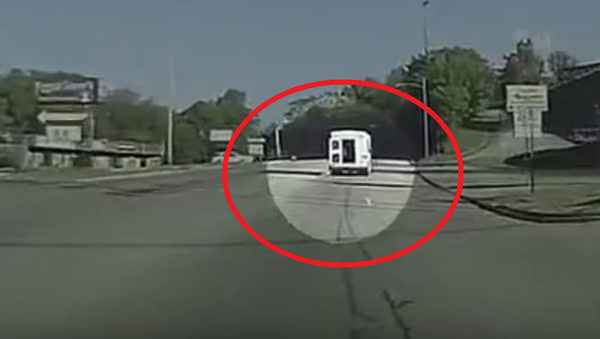 Une fillette tombe d’un bus lancé à pleine vitesse (vidéo) - Sputnik Afrique