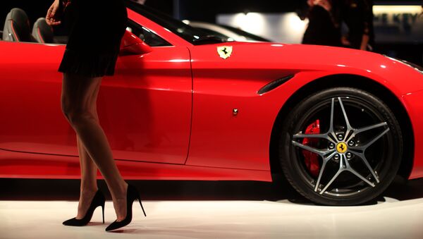 Ливанские модель у автомобиля Ferrari на Неделе моды в Бейруте - Sputnik Afrique