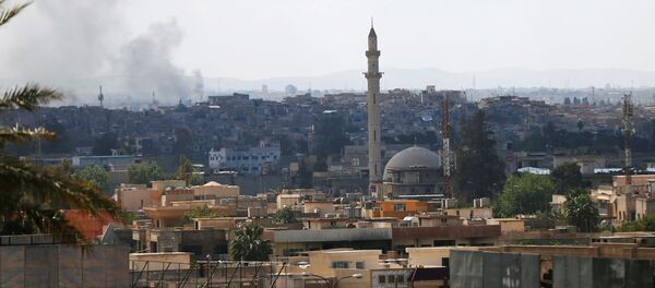 Smoke rises above the old city as Iraqi forces fight Islamic State militants in Mosul, Iraq, April 19, 2017 - Sputnik Afrique