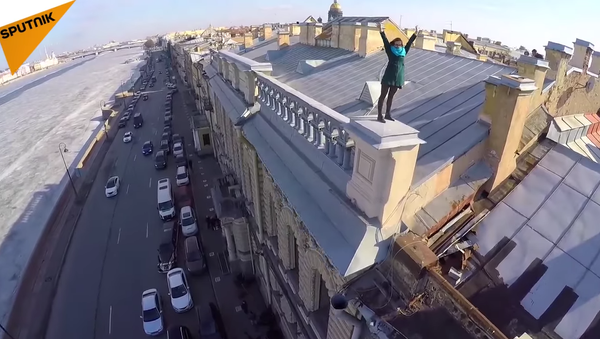Une promenade vertigineuse sur les toits de Saint-Pétersbourg et Moscou - Sputnik Afrique