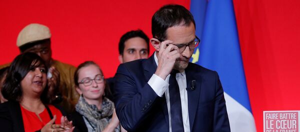 Benoit Hamon, French Socialist party 2017 presidential candidate, reacts as he delivers a speech at La Mutalite meeting hall in Paris after early results in the first round of 2017 French presidential election, France, April 23, 2017. - Sputnik Afrique
