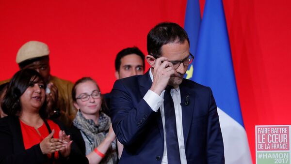 Benoit Hamon, French Socialist party 2017 presidential candidate, reacts as he delivers a speech at La Mutalite meeting hall in Paris after early results in the first round of 2017 French presidential election, France, April 23, 2017. - Sputnik Afrique